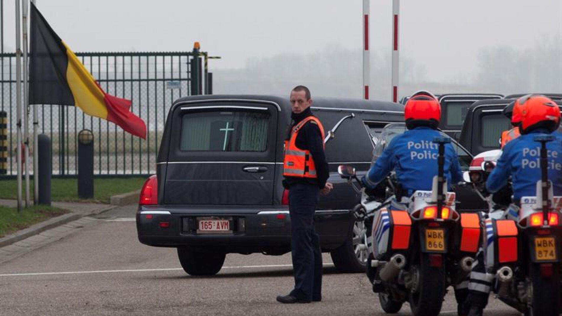 Los coches f&uacute;nebres acuden al aeropuerto militar belga de Melsbroek para recibir a los fallecidos en el accidente de autob&uacute;s
