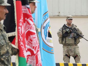 Un soldado estadounidense hace guardia durante la ceremonia de transición de seguridad