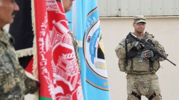 Un soldado estadounidense hace guardia durante la ceremonia de transición de seguridad