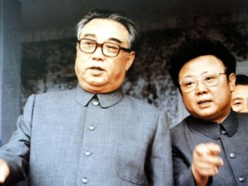 Kim Il-sung junto a Kim Jong-Il