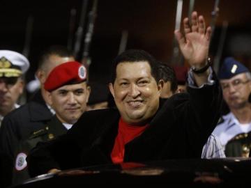  El presidente de Venezuela, Hugo Chávez, saluda a su llegada