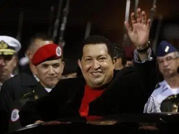 El presidente de Venezuela, Hugo Chávez, saluda a su llegada El presidente de Venezuela, Hugo Chávez, saluda a su llegada