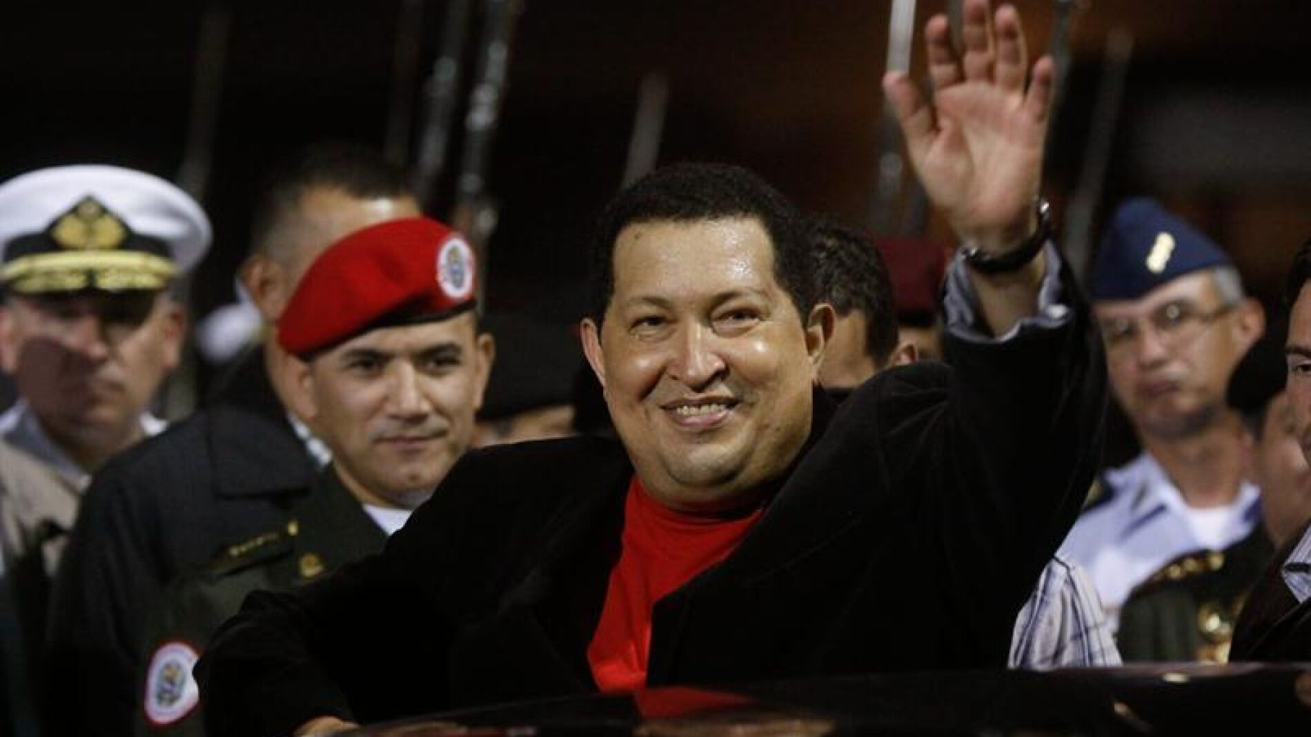  El presidente de Venezuela, Hugo Ch&aacute;vez, saluda a su llegada