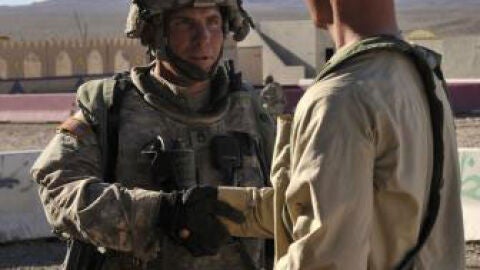 El sargento Robert Bales, a la izquierda de la imagen