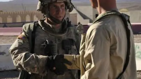 El sargento Robert Bales, a la izquierda de la imagen El sargento Robert Bales, a la izquierda de la imagen