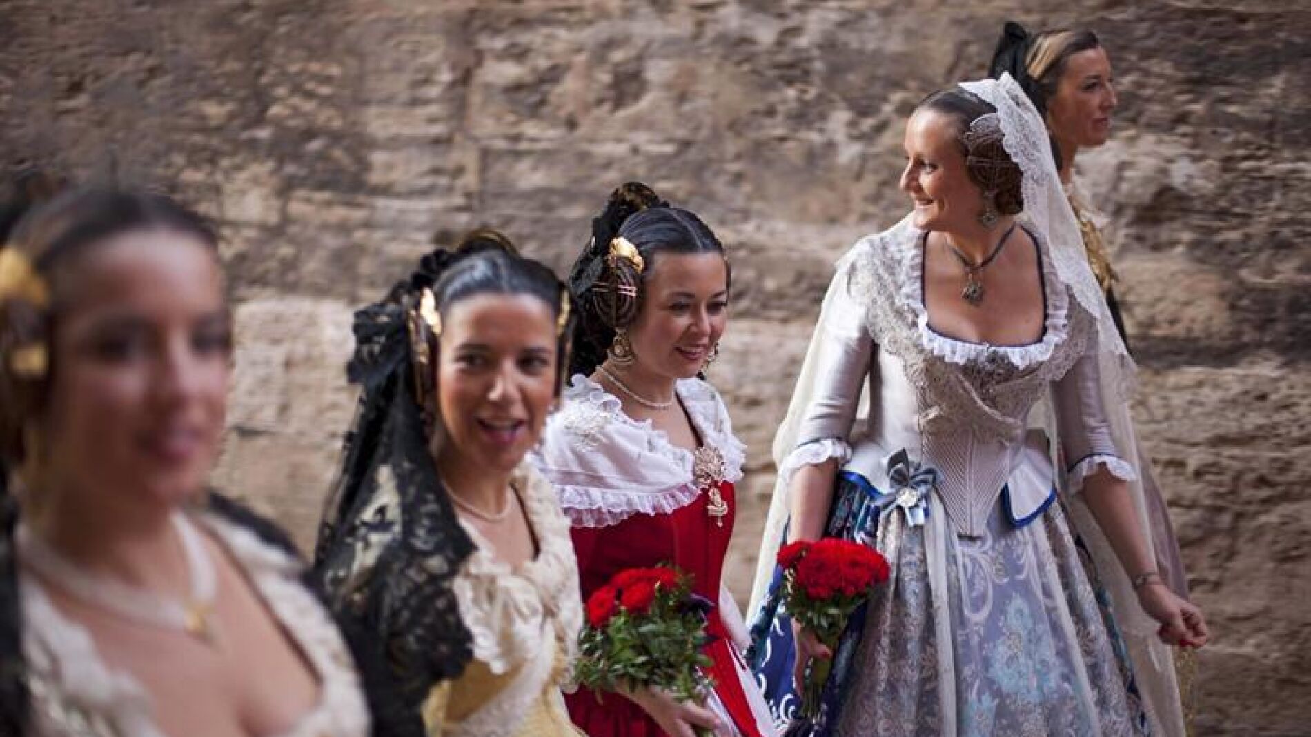  Varias falleras participan en la ofrenda