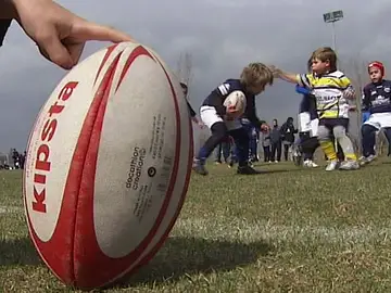 Niños jugando al rugby Niños jugando al rugby