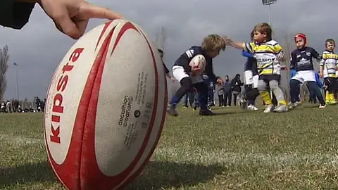 Niños jugando al rugby Niños jugando al rugby