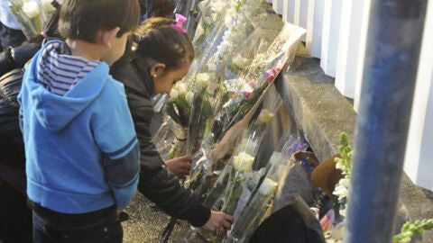 Ni&ntilde;os ponen flores en Toulouse