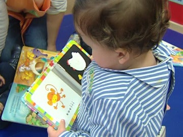 Un niño en una guardería Un niño en una guardería