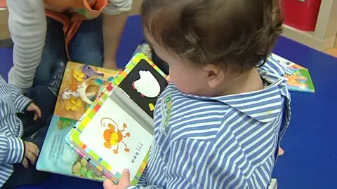 Un niño en una guardería Un niño en una guardería