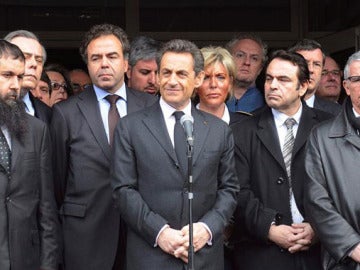 El presidente francés, Nicolás Sarkozy (c), pronuncia un discurso