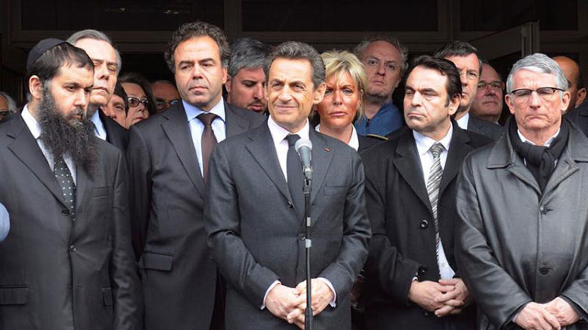 El presidente franc&eacute;s, Nicol&aacute;s Sarkozy (c), pronuncia un discurso