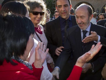 Rubalcaba saluda a unos militantes