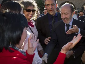 Rubalcaba saluda a unos militantes Rubalcaba saluda a unos militantes