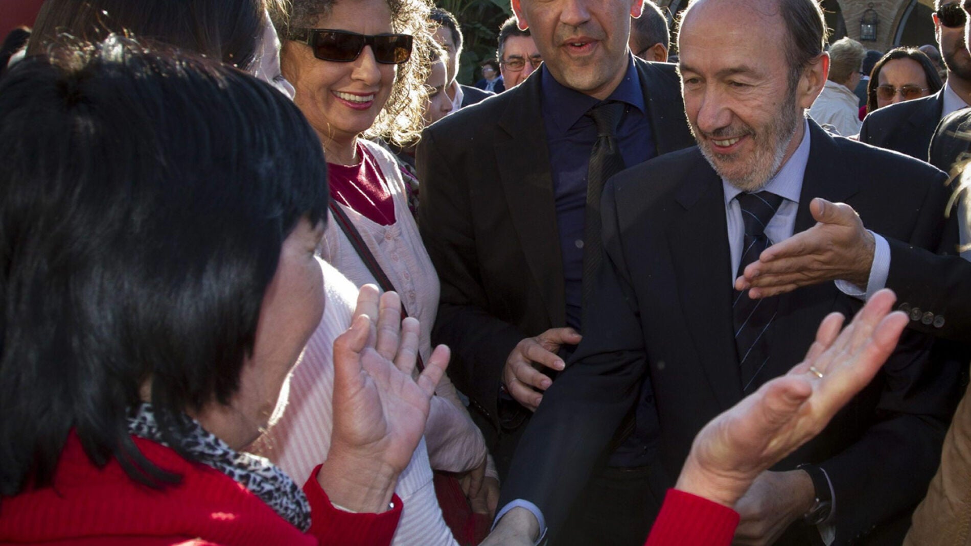 Rubalcaba saluda a unos militantes
