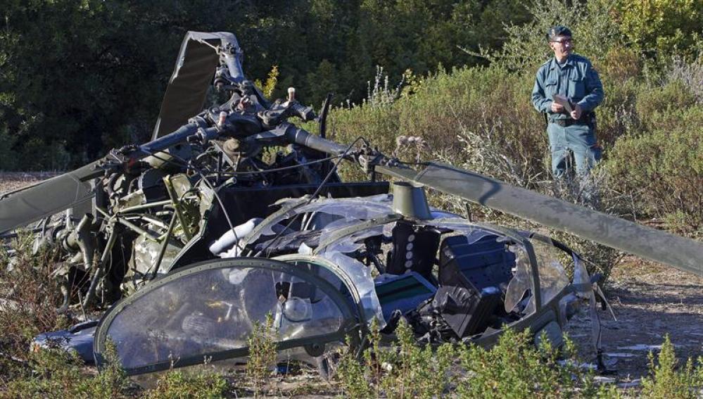 Restos del helicóptero accidentado en Lebrija, en Sevilla