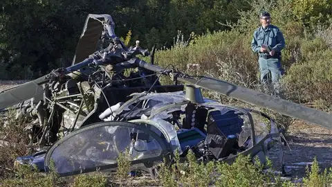 Restos del helicóptero accidentado en Lebrija, en Sevilla Restos del helicóptero accidentado en Lebrija, en Sevilla