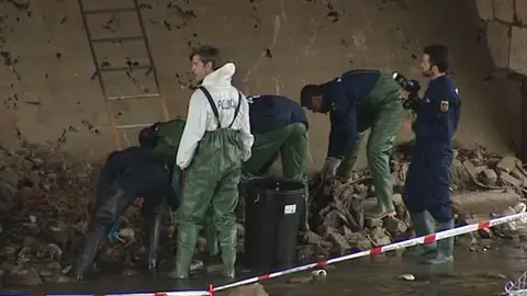 La policía busca restos humanos en el río Manzanares La policía busca restos humanos en el río Manzanares