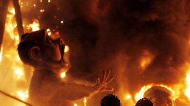 El fuego pone punto y final al arte efímero de las Fallas 2012