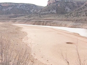 Embalse con bajos niveles de agua