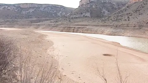 Embalse con bajos niveles de agua Embalse con bajos niveles de agua