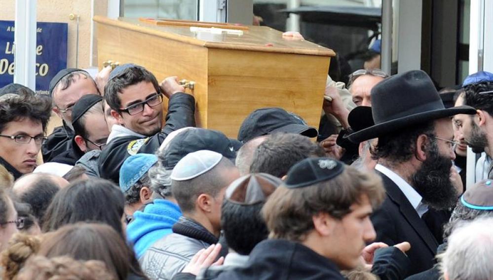 Judíos de Toulouse portan un ataúd en el exterior del colegio donde se produjo el asesinato