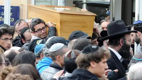 Judíos de Toulouse portan un ataúd en el exterior del colegio donde se produjo el asesinato Judíos de Toulouse portan un ataúd en el exterior del colegio donde se produjo el asesinato