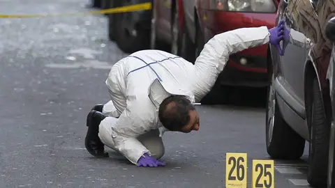 Un policía busca restos sospechosos Un policía busca restos sospechosos