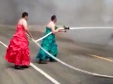 Bomberos apagan fuego vestidos de mujeres