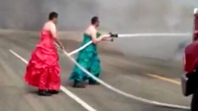 Los bomberos de Minnesota apagan un incendio vestidos de mujeres 