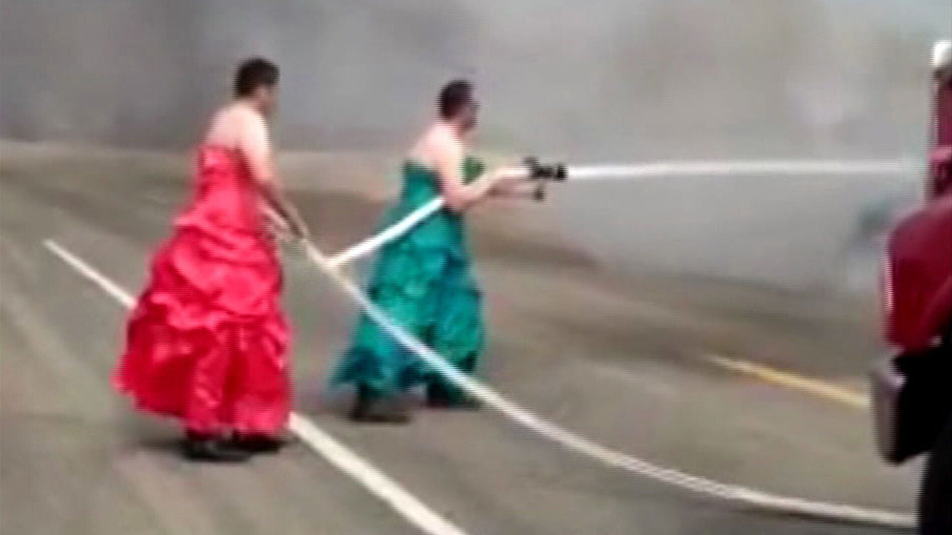 Bomberos apagan fuego vestidos de mujeres