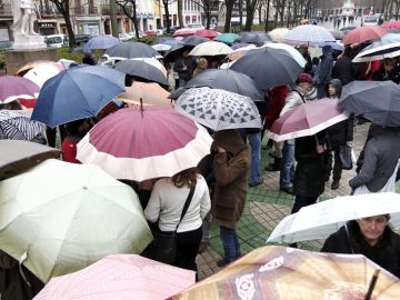 Los paraguas llenan las calles Los paraguas llenan las calles