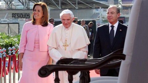 El Papa, a su llegada a M&eacute;xico con el presidente Calder&oacute;n y la primera dama