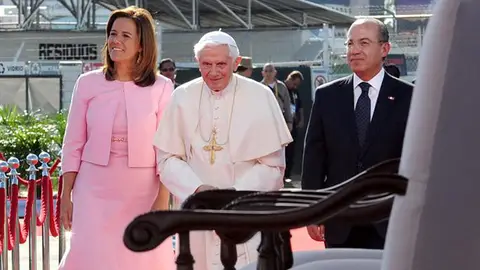 El Papa, a su llegada a México con el presidente Calderón y la primera dama El Papa, a su llegada a México con el presidente Calderón y la primera dama