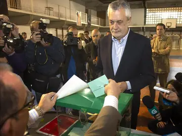 Griñán acude a votar Griñán acude a votar
