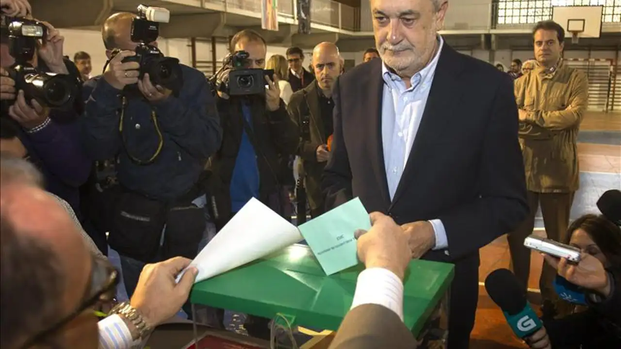 Griñán acude al colegio electoral para votar