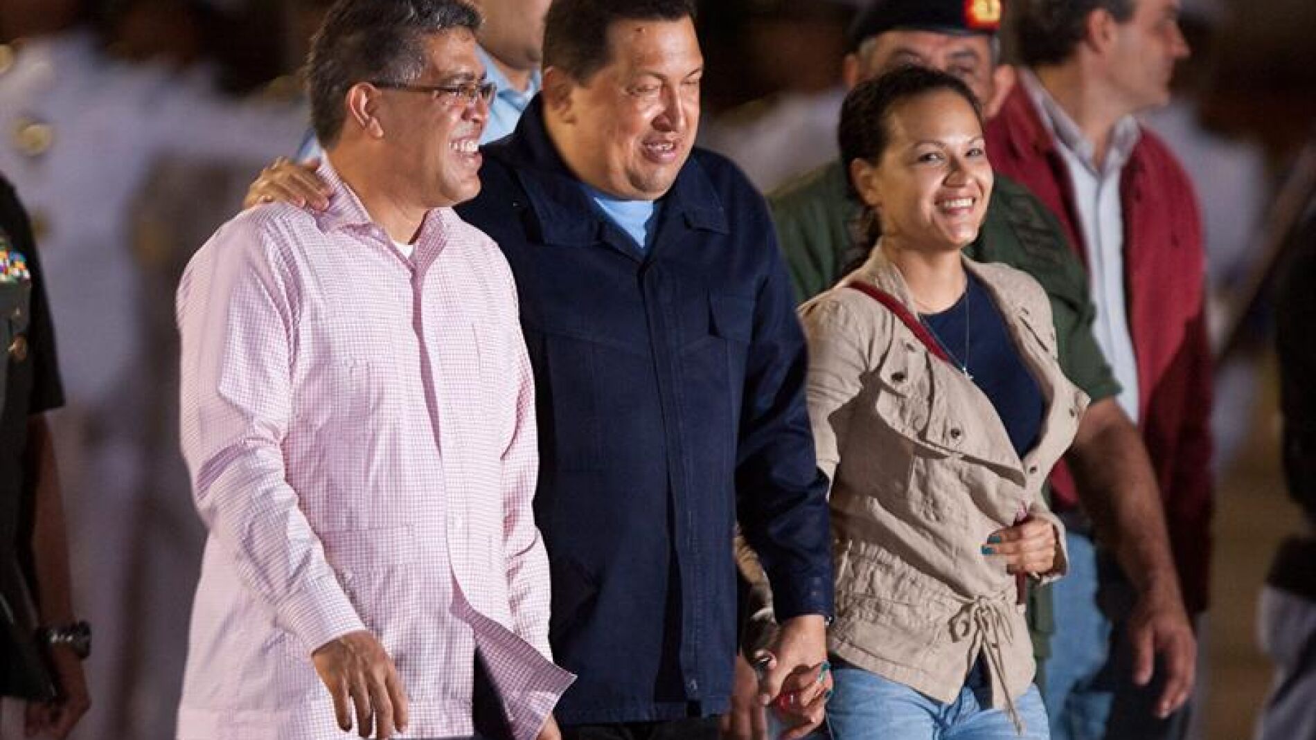 Hugo Ch&aacute;vez viaja a Cuba para la quimioterapia