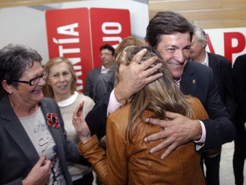 Javier Fernández celebra la victoria con su hija