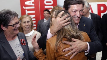 Javier Fernández celebra la victoria con su hija