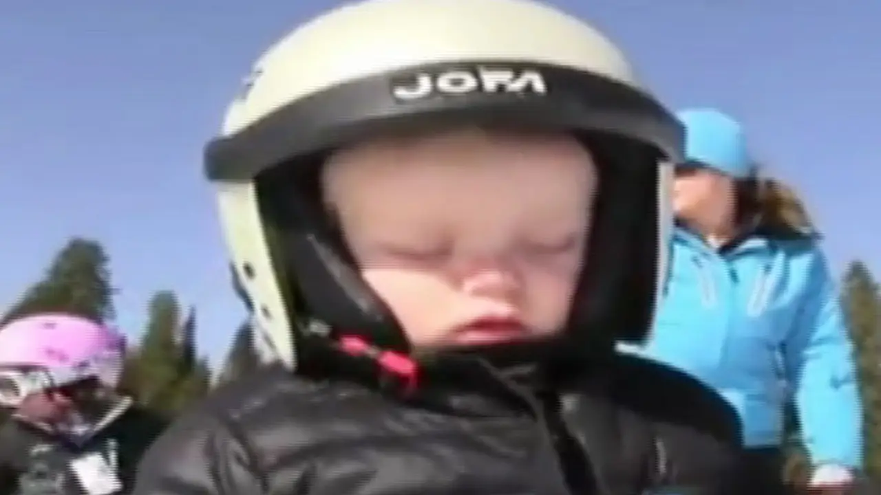 Un niño se duerme mientras esquía
