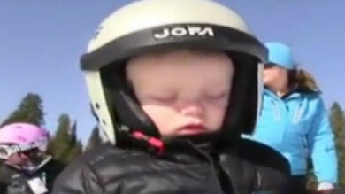 Un niño se duerme mientras esquía