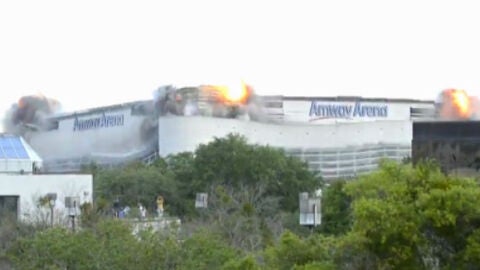 El estadio Amway Arena durante la demolici&oacute;n