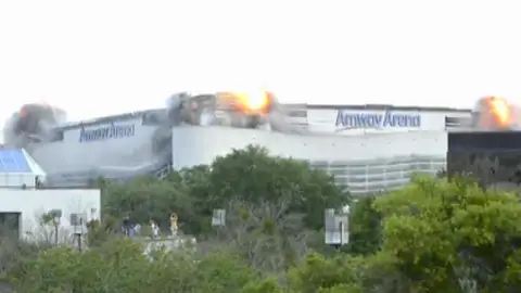 El estadio Amway Arena durante la demolición El estadio Amway Arena durante la demolición