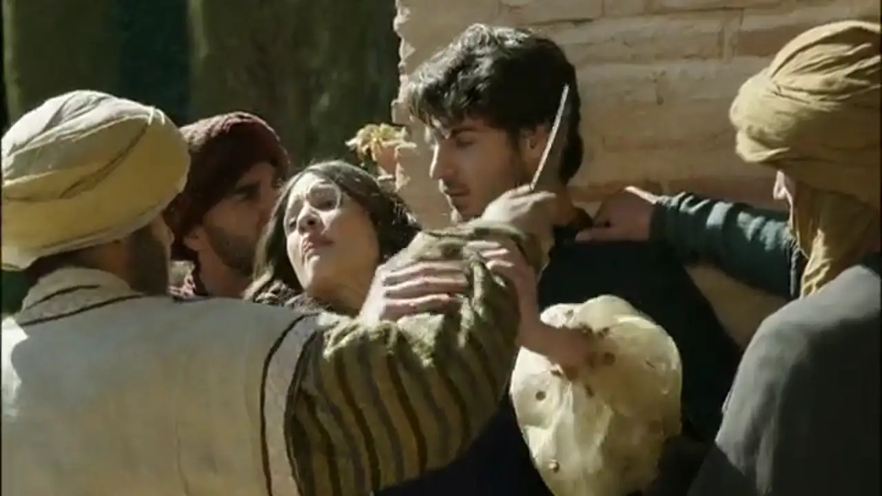 Fátima se enfrenta a Abdul y salva la vida de Martín