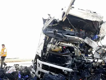 Mueren dos personas en un choque frontal entre dos camiones Mueren dos personas en un choque frontal entre dos camiones