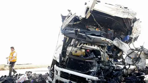 Mueren dos personas en un choque frontal entre dos camiones Mueren dos personas en un choque frontal entre dos camiones