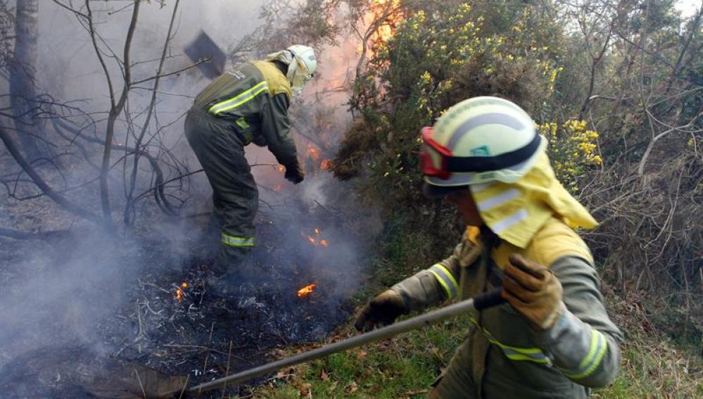 Trabajos para apagar el fuego en Fragas do Eume