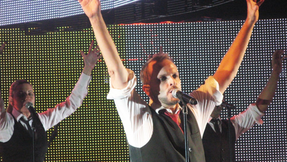 Miguel Bosé durante un concierto.