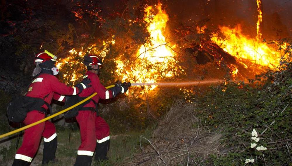 Un grupo de bomberos trabaja en el incendio en el municipio pontevedrés de Mondariz